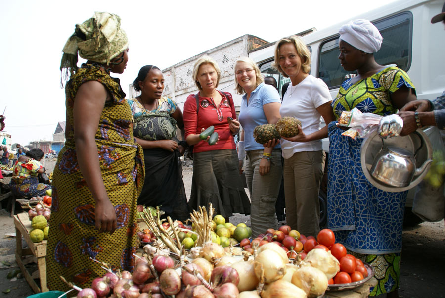 Groupe de touristes au marché à
				Goma, RD Congo