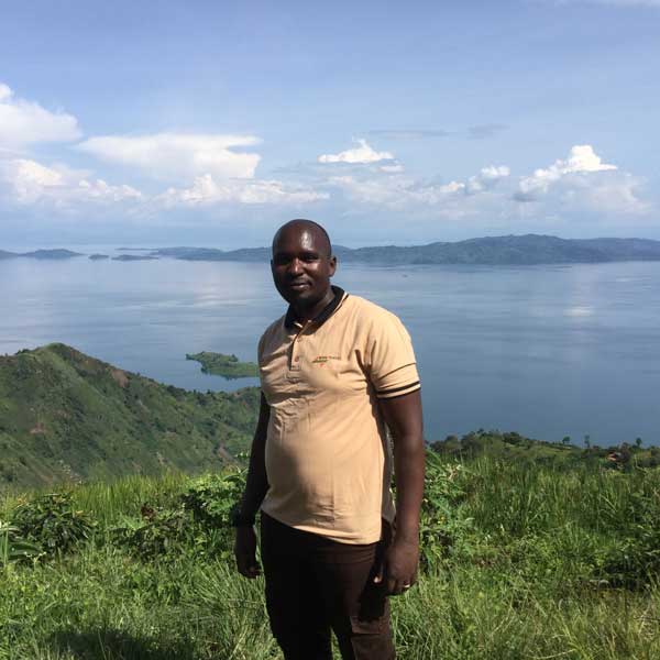 Cide avec le lac Kivu en arrière plan