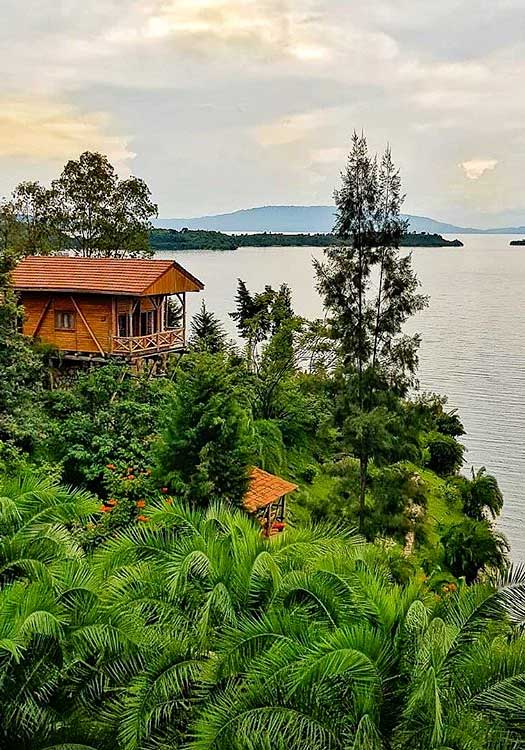 Vue de maison supsendues sur le lac Kivu, le Cormoran Lodge