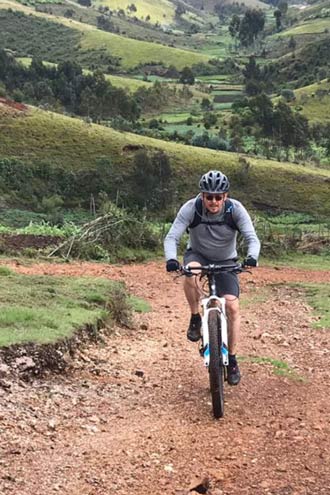 Cycliste sur une piste au Burundi